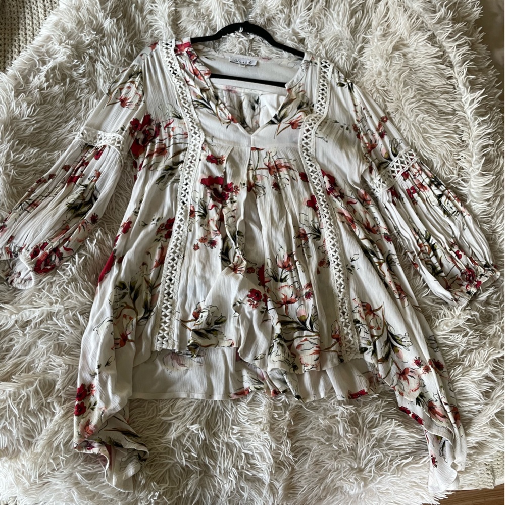 Beautiful light and flowy Floral ChicWish Tunic top size sm